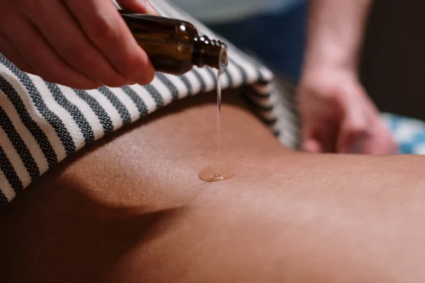 julie ganot massages et aromatherapie photo massage huile dos